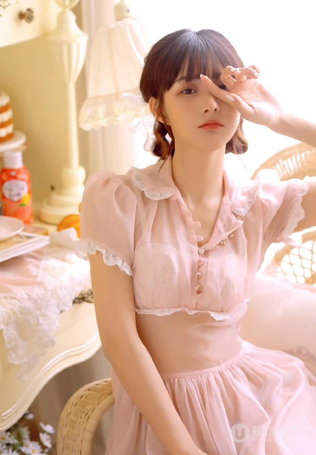 穿粉色轻纱连衣裙的清新大眼睛少女清纯唯美写真集