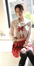 甜美动人笑容女生方子萱清纯洋溢又气质的经典JK制服魅力写真图集