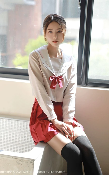 甜美动人笑容女生方子萱清纯洋溢又气质的经典JK制服魅力写真图集