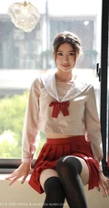 甜美动人笑容女生方子萱清纯洋溢又气质的经典JK制服魅力写真图集