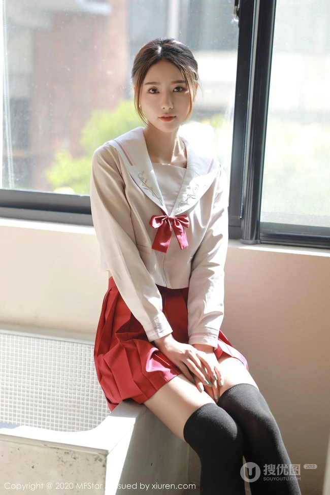 甜美动人笑容女生方子萱清纯洋溢又气质的经典JK制服魅力写真图集