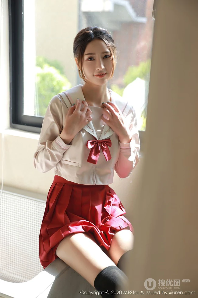 甜美动人笑容女生方子萱清纯洋溢又气质的经典JK制服魅力写真图集