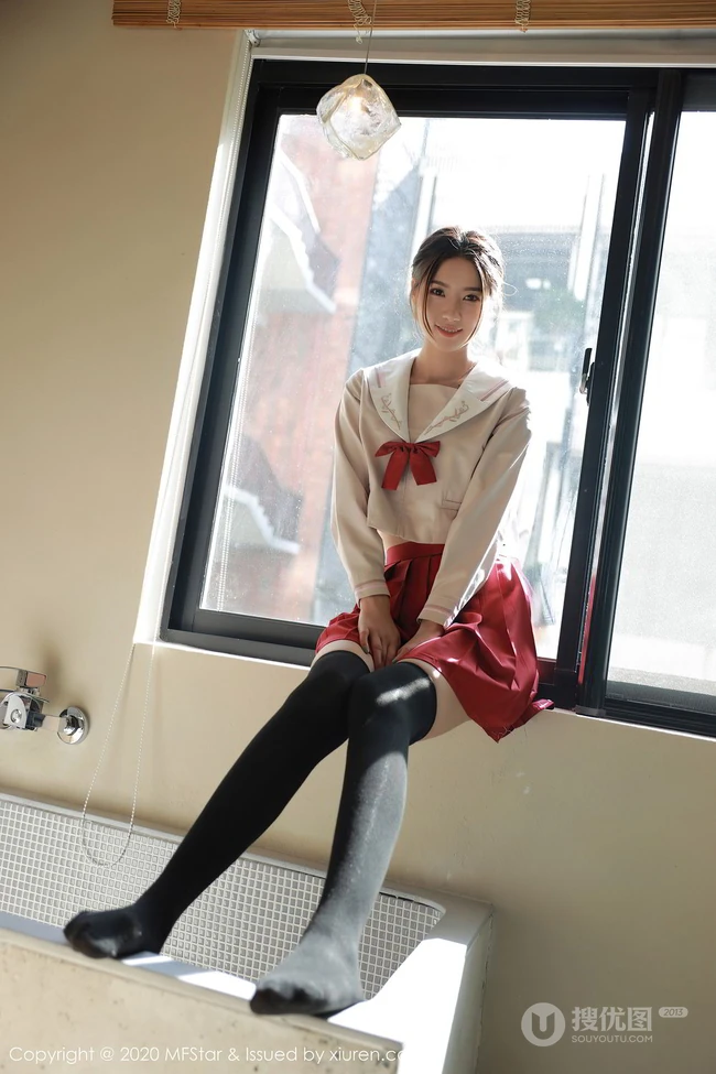 甜美动人笑容女生方子萱清纯洋溢又气质的经典JK制服魅力写真图集
