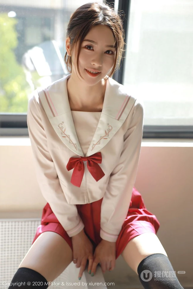 甜美动人笑容女生方子萱清纯洋溢又气质的经典JK制服魅力写真图集
