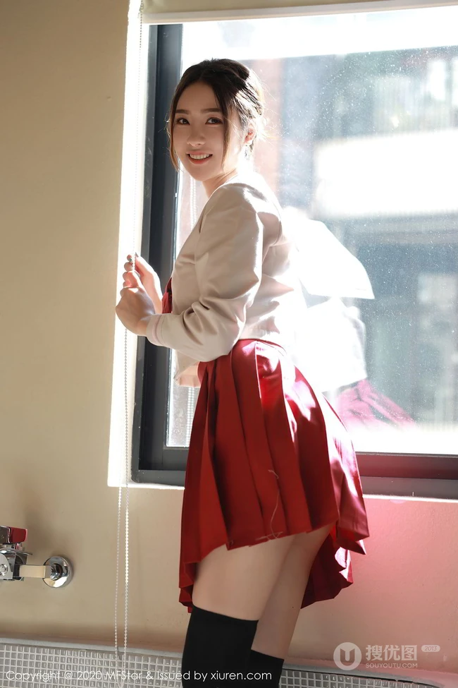 甜美动人笑容女生方子萱清纯洋溢又气质的经典JK制服魅力写真图集