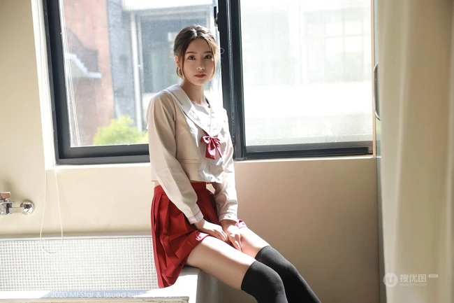 甜美动人笑容女生方子萱清纯洋溢又气质的经典JK制服魅力写真图集