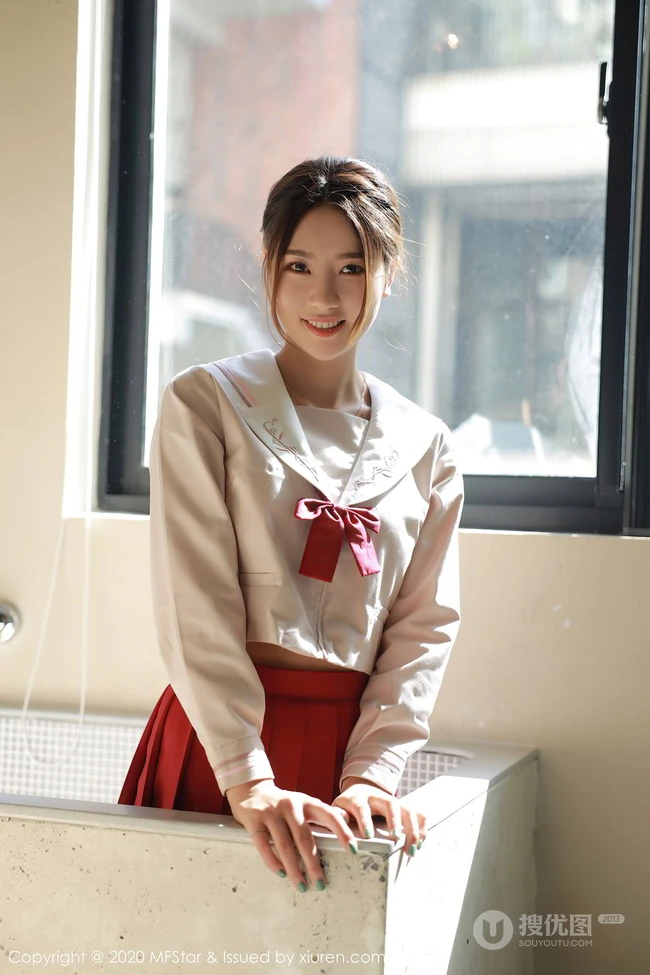 甜美动人笑容女生方子萱清纯洋溢又气质的经典JK制服魅力写真图集
