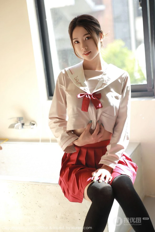 甜美动人笑容女生方子萱清纯洋溢又气质的经典JK制服魅力写真图集