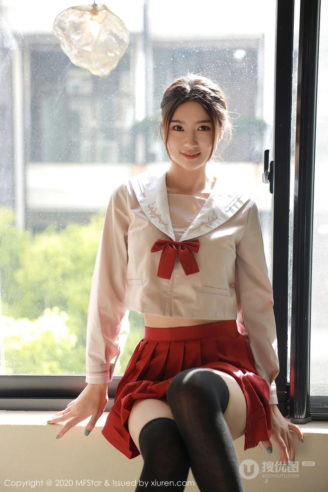 甜美动人笑容女生方子萱清纯洋溢又气质的经典JK制服魅力写真图集