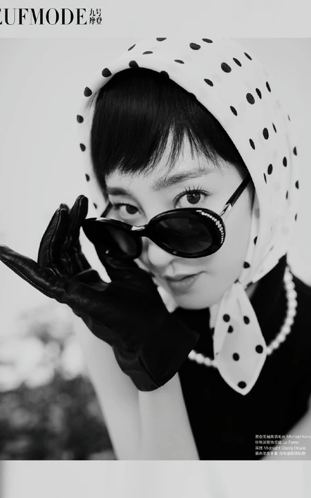 王丽坤时尚复古风写真杂志美照，仿佛回到了80年代