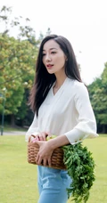 韩雪手拿菜篮清新淡雅白衫蓝裤青草地写真美照