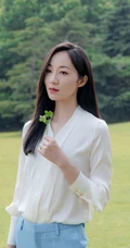 韩雪手拿菜篮清新淡雅白衫蓝裤青草地写真美照