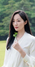 韩雪手拿菜篮清新淡雅白衫蓝裤青草地写真美照