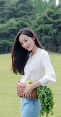韩雪手拿菜篮清新淡雅白衫蓝裤青草地写真美照