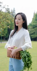 韩雪手拿菜篮清新淡雅白衫蓝裤青草地写真美照