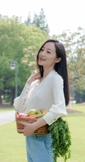 韩雪手拿菜篮清新淡雅白衫蓝裤青草地写真美照