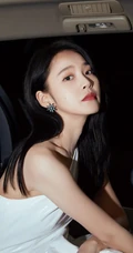 张佳宁气质露半肩车内黑白写真美照