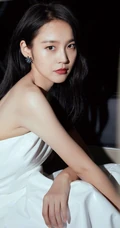张佳宁气质露半肩车内黑白写真美照