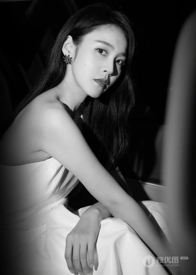 张佳宁气质露半肩车内黑白写真美照