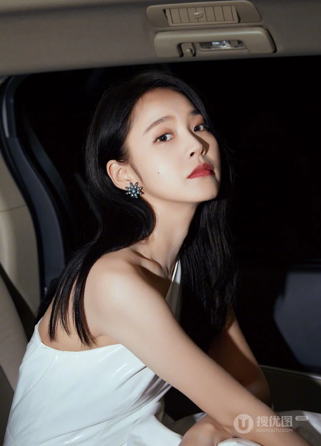张佳宁气质露半肩车内黑白写真美照