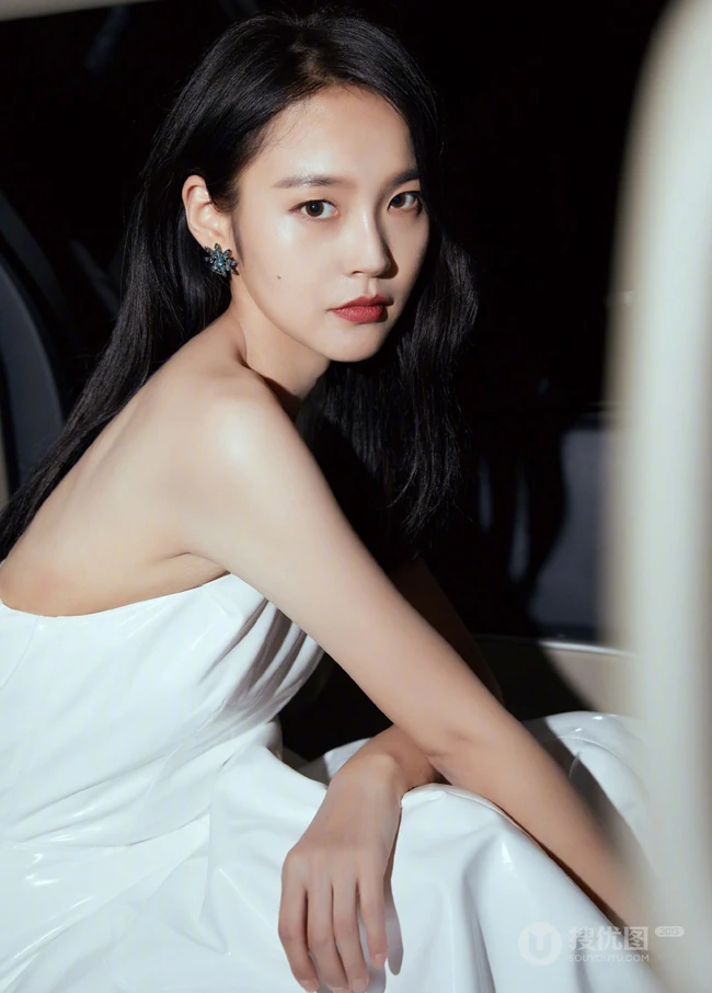 张佳宁气质露半肩车内黑白写真美照