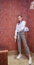 硬糖少女303成员张艺凡脏辫发型，搭配衬衣格子裤逛商店写真美照