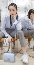 硬糖少女303成员张艺凡脏辫发型，搭配衬衣格子裤逛商店写真美照