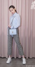 硬糖少女303成员张艺凡脏辫发型，搭配衬衣格子裤逛商店写真美照