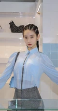 硬糖少女303成员张艺凡脏辫发型，搭配衬衣格子裤逛商店写真美照