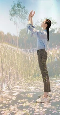 硬糖少女303成员张艺凡脏辫发型，搭配衬衣格子裤逛商店写真美照