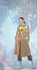 硬糖少女303成员张艺凡脏辫发型，搭配衬衣格子裤逛商店写真美照