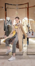 硬糖少女303成员张艺凡脏辫发型，搭配衬衣格子裤逛商店写真美照