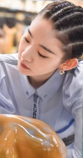 硬糖少女303成员张艺凡脏辫发型，搭配衬衣格子裤逛商店写真美照
