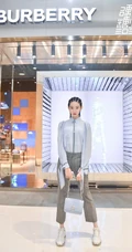 硬糖少女303成员张艺凡脏辫发型，搭配衬衣格子裤逛商店写真美照
