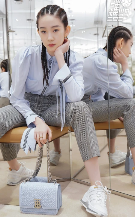 硬糖少女303成员张艺凡脏辫发型，搭配衬衣格子裤逛商店写真美照