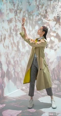 硬糖少女303成员张艺凡脏辫发型，搭配衬衣格子裤逛商店写真美照