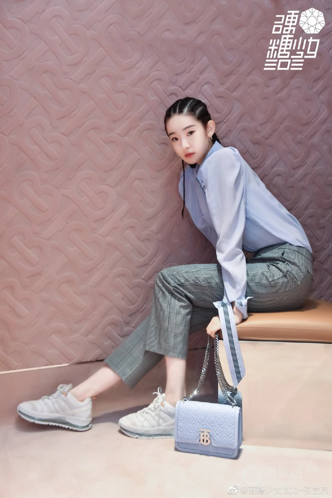 硬糖少女303成员张艺凡脏辫发型，搭配衬衣格子裤逛商店写真美照