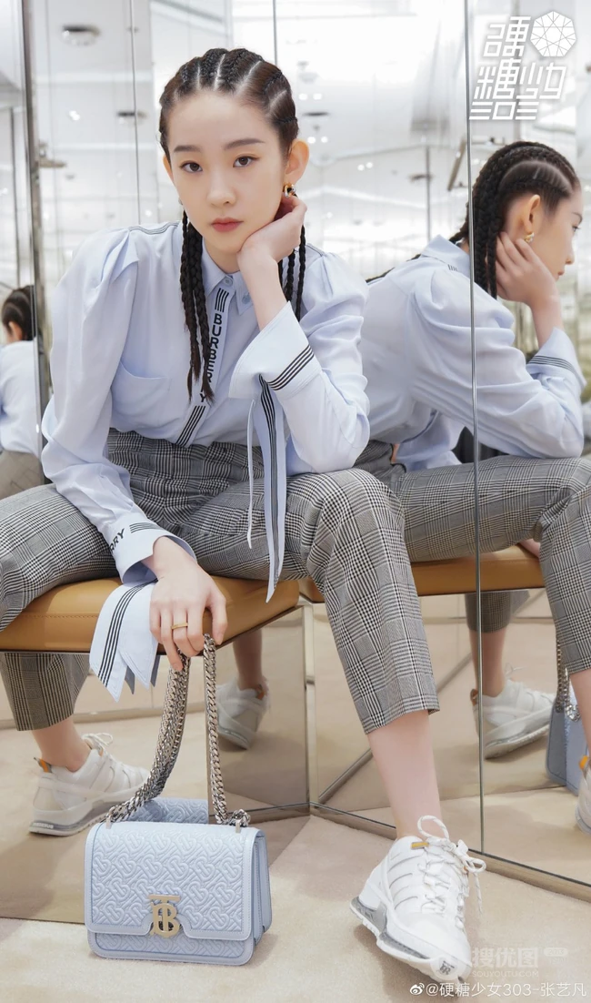 硬糖少女303成员张艺凡脏辫发型，搭配衬衣格子裤逛商店写真美照