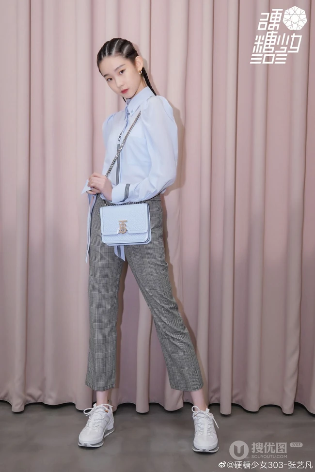 硬糖少女303成员张艺凡脏辫发型，搭配衬衣格子裤逛商店写真美照
