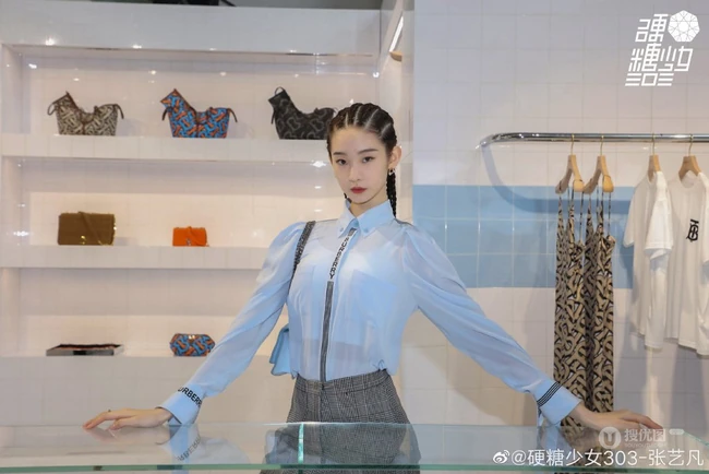 硬糖少女303成员张艺凡脏辫发型，搭配衬衣格子裤逛商店写真美照