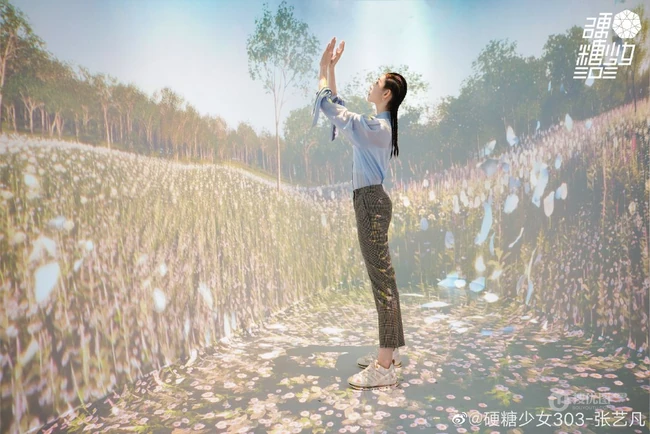 硬糖少女303成员张艺凡脏辫发型，搭配衬衣格子裤逛商店写真美照