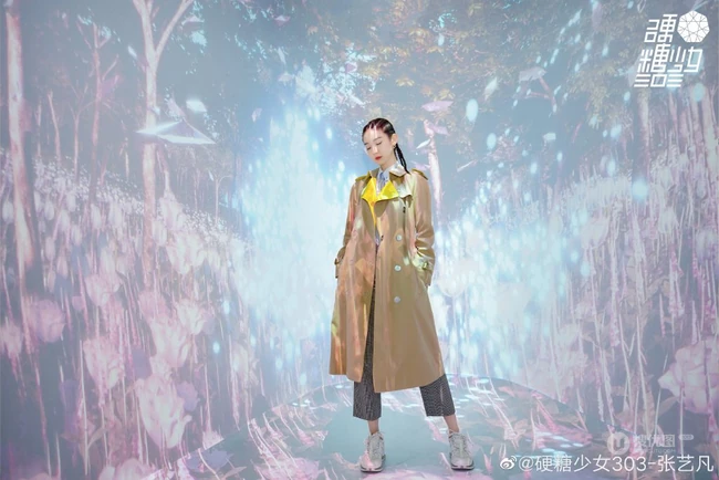 硬糖少女303成员张艺凡脏辫发型，搭配衬衣格子裤逛商店写真美照