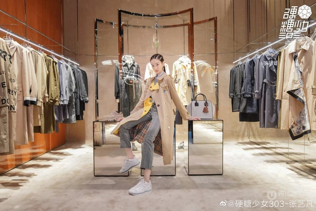 硬糖少女303成员张艺凡脏辫发型，搭配衬衣格子裤逛商店写真美照