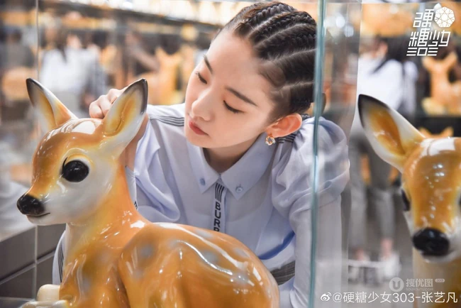 硬糖少女303成员张艺凡脏辫发型，搭配衬衣格子裤逛商店写真美照