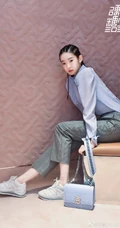 硬糖少女303成员张艺凡脏辫发型，搭配衬衣格子裤逛商店写真美照