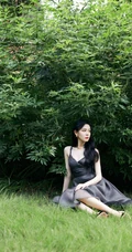 陈瑶黑色低领波点连衣裙气质户外写真，小露白皙动人气质线条