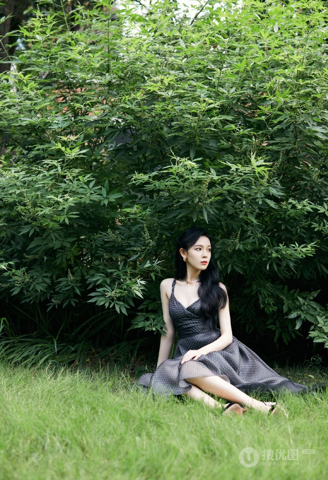 陈瑶黑色低领波点连衣裙气质户外写真，小露白皙动人气质线条