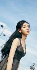 陈瑶黑色低领波点连衣裙气质户外写真，小露白皙动人气质线条