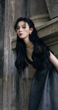 陈瑶黑色低领波点连衣裙气质户外写真，小露白皙动人气质线条