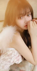 温柔型美丽女孩蕾丝肩带睡衣短裤室内氛围写真美照